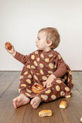 Bild in Galerie-Betrachter laden, LIMITED EDITION “Boo“ Lätzchen – Cinnamon Friends

