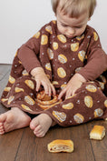 Bild in Galerie-Betrachter laden, LIMITED EDITION “Boo“ Lätzchen – Cinnamon Friends
