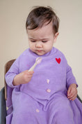 Bild in Galerie-Betrachter laden, Love EDITION Baby Kochs x Little Casimir - Light Lavender
