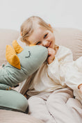 Bild in Galerie-Betrachter laden, Bettschlange "Cuddle Buddy - Sage Saurus"
