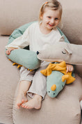 Bild in Galerie-Betrachter laden, Bettschlange "Cuddle Buddy - Sage Saurus"
