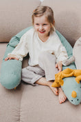 Bild in Galerie-Betrachter laden, Bettschlange "Cuddle Buddy - Sage Saurus"
