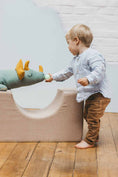 Bild in Galerie-Betrachter laden, Bettschlange "Cuddle Buddy - Sage Saurus"
